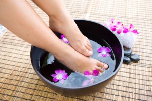 Para mejorar tu circulación, no dudes en sumergir tus pies en un delicioso baño a base de plantas.