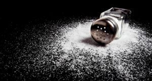 Si sufres de retención de líquidos, la sal es tu peor enemiga