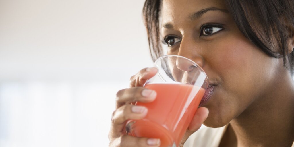Femmes jus de fruits
