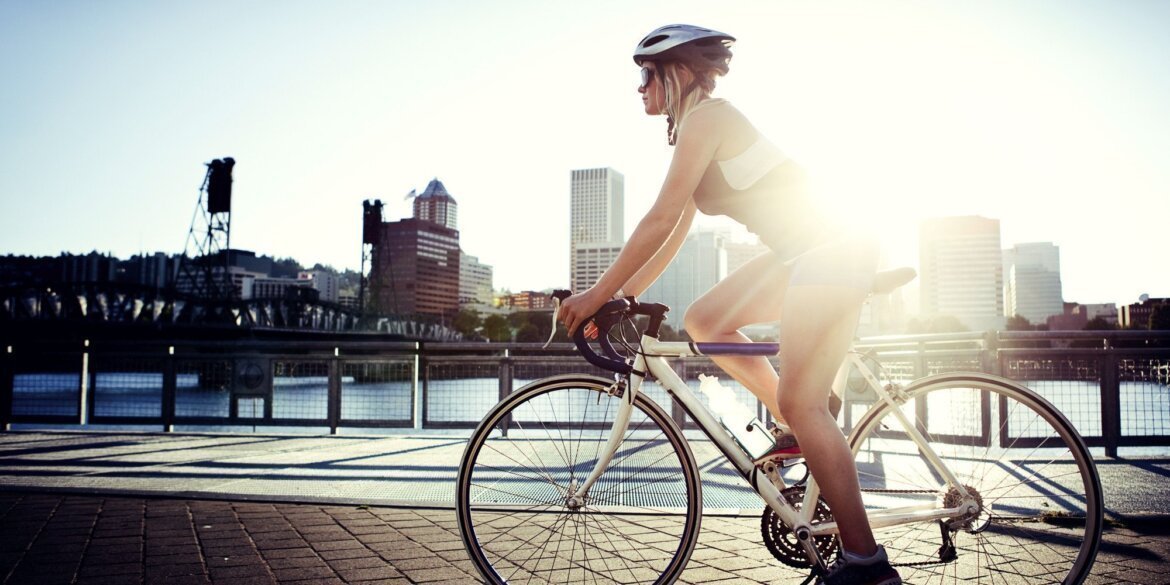 La bicicleta es un excelente deporte cardio que puedas practicar sola o en familia.