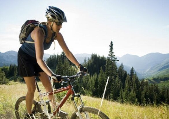 Hacer bicicleta es una actividad relajante y adelgazante. ¡Disfrútala!