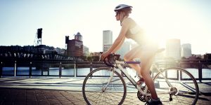 Andar en bici pone tus piernas a trabajar: desarrollas tus músculos y te deshaces de la celulitis al mismo tiempo.