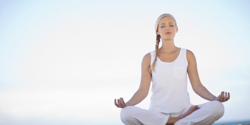 Descubre nuestra rutina de yoga para aliviar las tensiones acumuladas durante tu jornada de trabajo