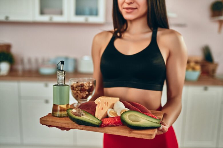 Femme qui mange des protéines contre la cellulite