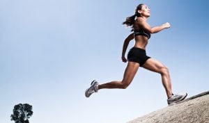 Correr es una actividad física completa y te permite adelgazar de los muslos.