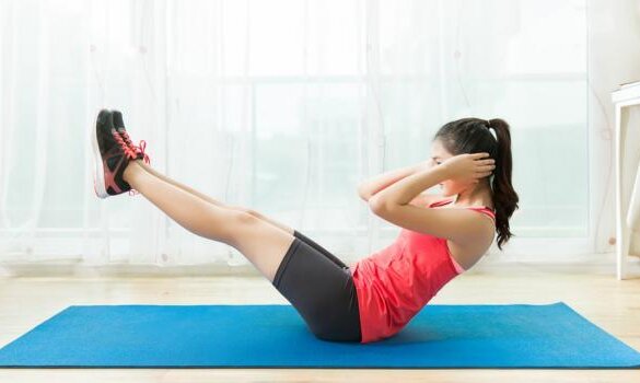 El ejercicio fitness de las tijeras solicita los músculos abdominales.