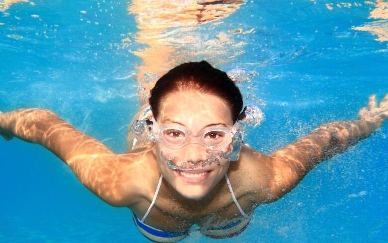 natación para bajar abdomen