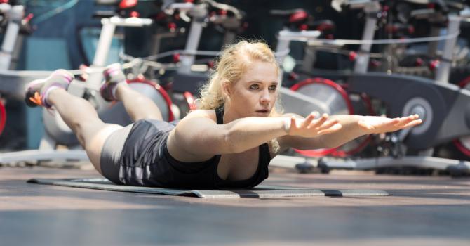 Ejercicio fitness de la Super Woman.