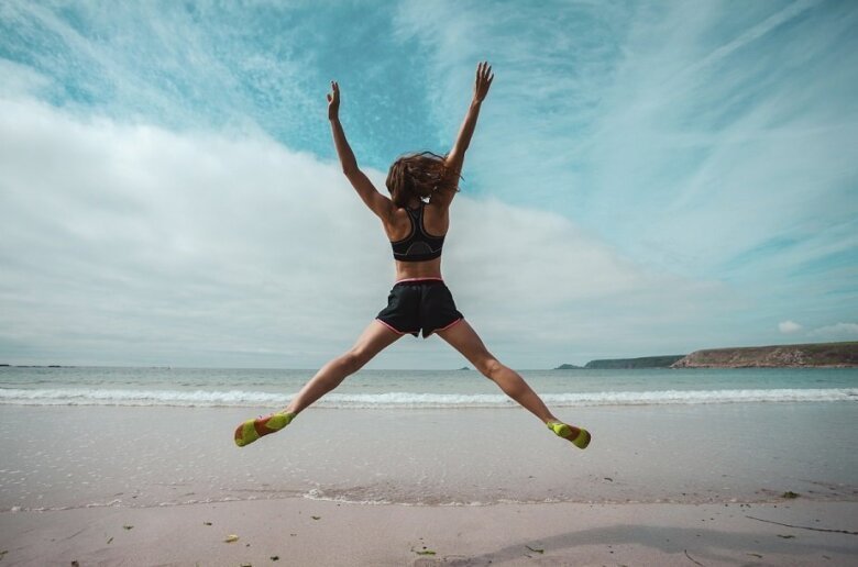 Integra el ejercicio del jumping jack a tu rutina fitness.