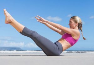 El ejercicio del barco es una postura de yoga que pone a trabajar la banda abdominal.