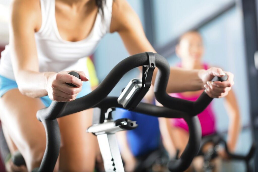 ¿Cómo hacer una sesión de bicicleta elíptica para adelgazar y mantenerse en forma?