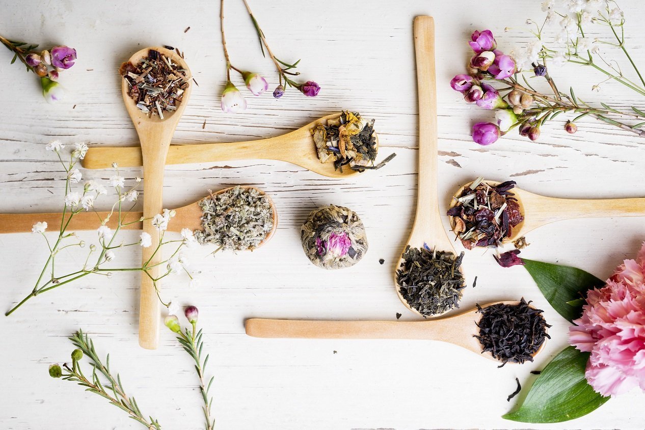 Banho de pés com plantas e infusões: 2 receitas caseiras