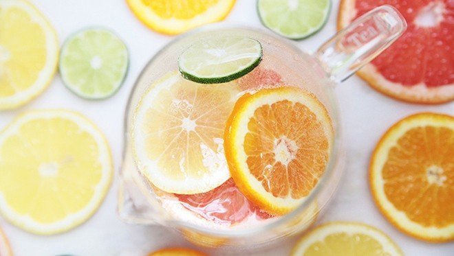 Getränk mit Zitrone und Orange