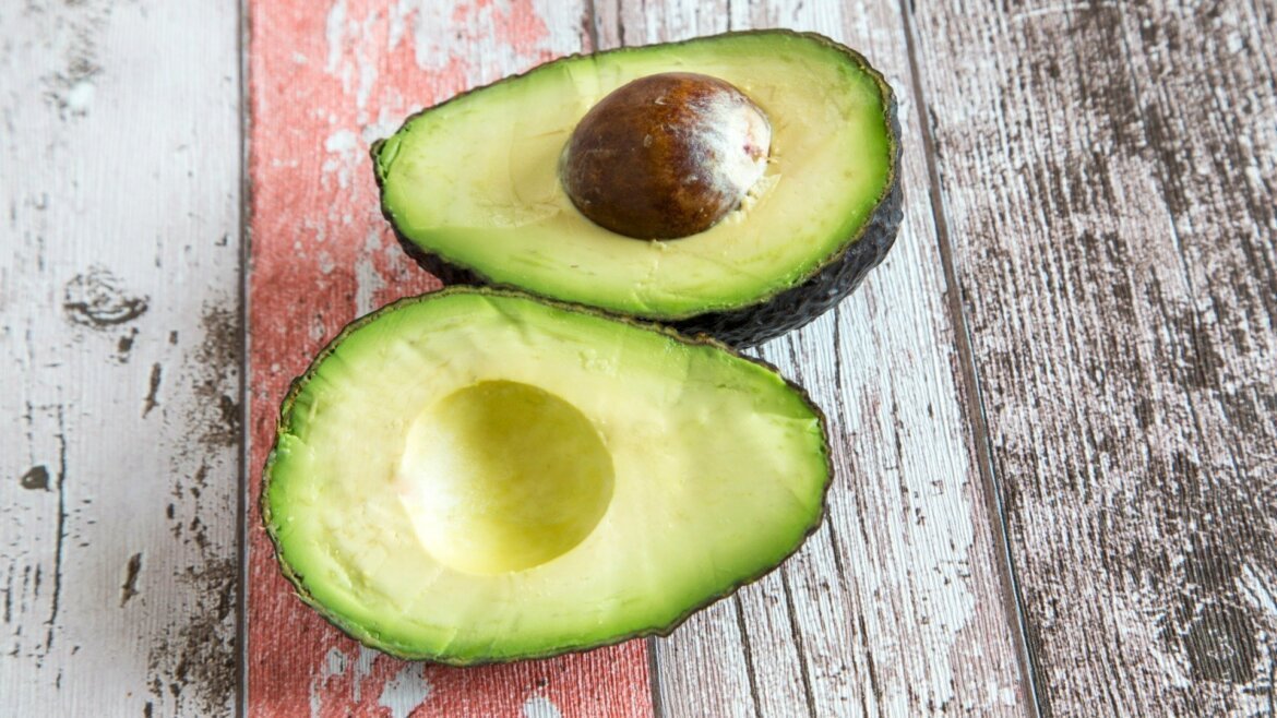 Avocado toasts oeuf epinards