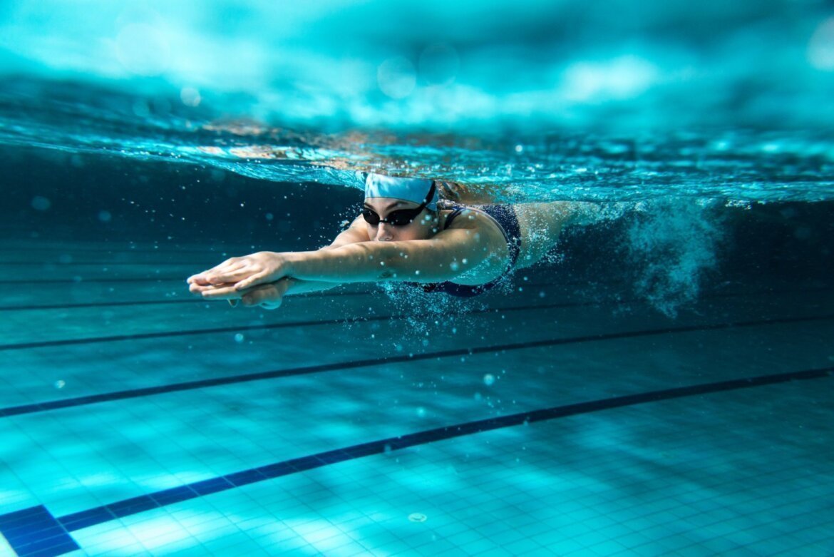 La natación alivia la sensación de piernas pesadas y te ayuda a combatir la celulitis.