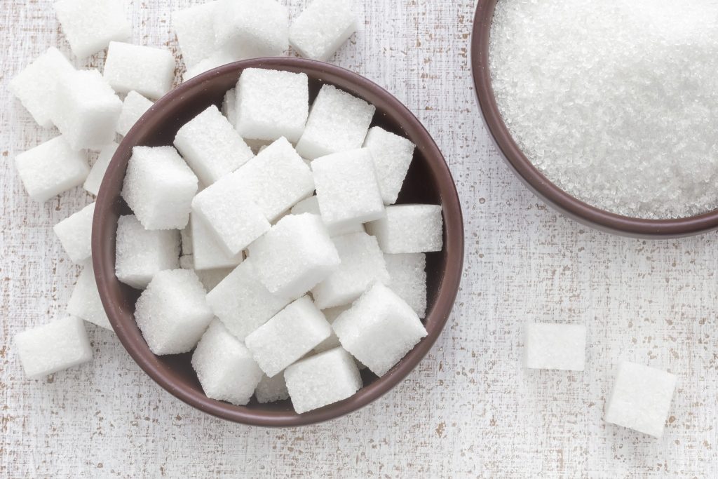Morceaux de sucre blanc en gros plan