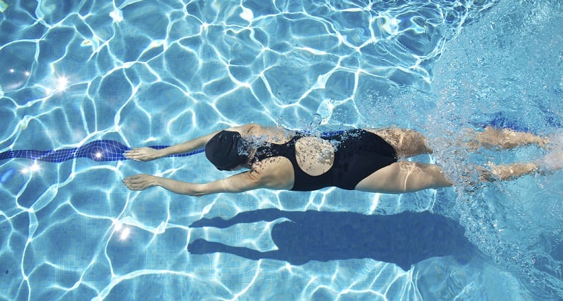 La natación es un excelente deporte cardio si tienes para borrar la celulitis en el vientre y los brazos.