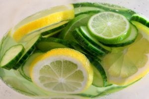 beneficios del agua de limón 