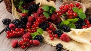 Los frutos rojos son unos alimentos deliciosos y te ayudan a lucir una piel hermosa por sus propiedades antioxidantes.