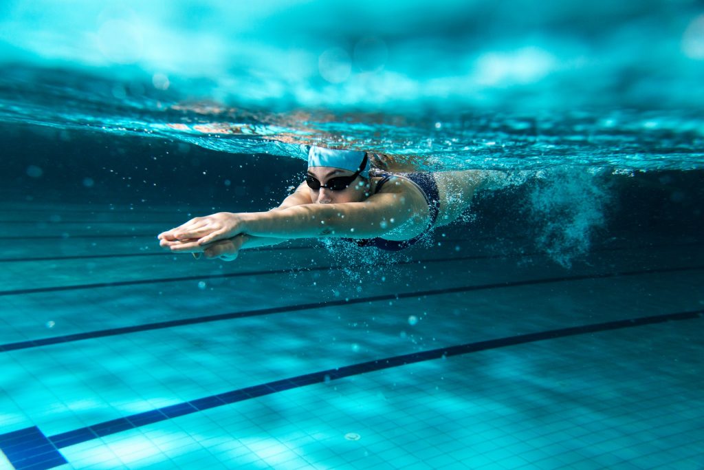 nadar con aletas es súper eficaz para volver aún más eficaz la acción anticelulitis del agua.