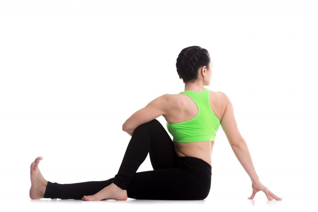 Postura 1 de yoga, la torsión
