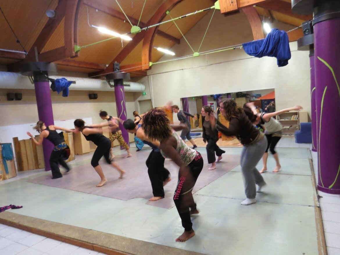 Pon a trabajar tus glúteos con el baile africano.