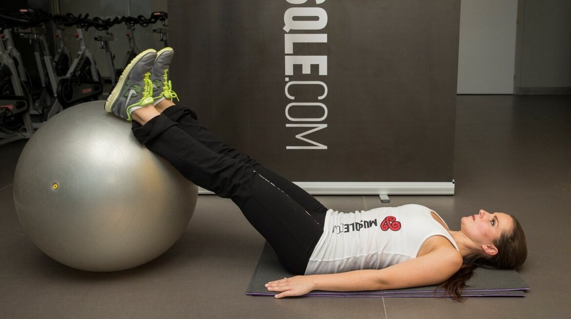 puente con pelota de pilates