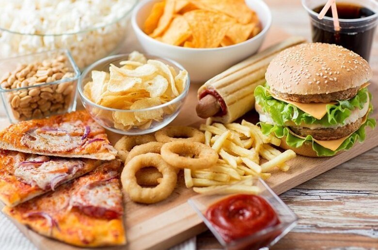 Para disminuir tu ingestión de calorías y cuidar tu alimentación, evita la junk food y los alimentos procesados