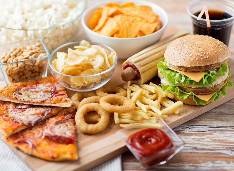Para disminuir tu ingestión de calorías y cuidar tu alimentación, evita la junk food y los alimentos procesados
