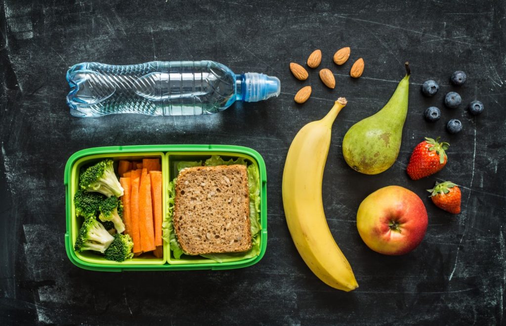 Lunch box garnie de différents aliments