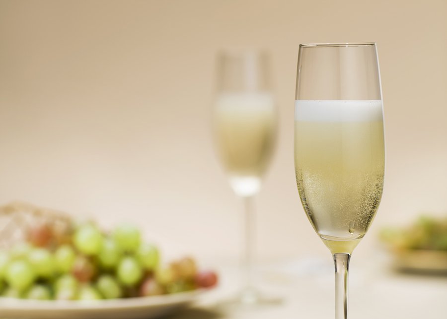 Coupes de champagne servies pour trinquer