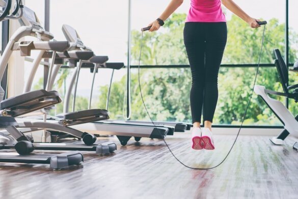 El método correcto del ejercicio con cuerda para saltar