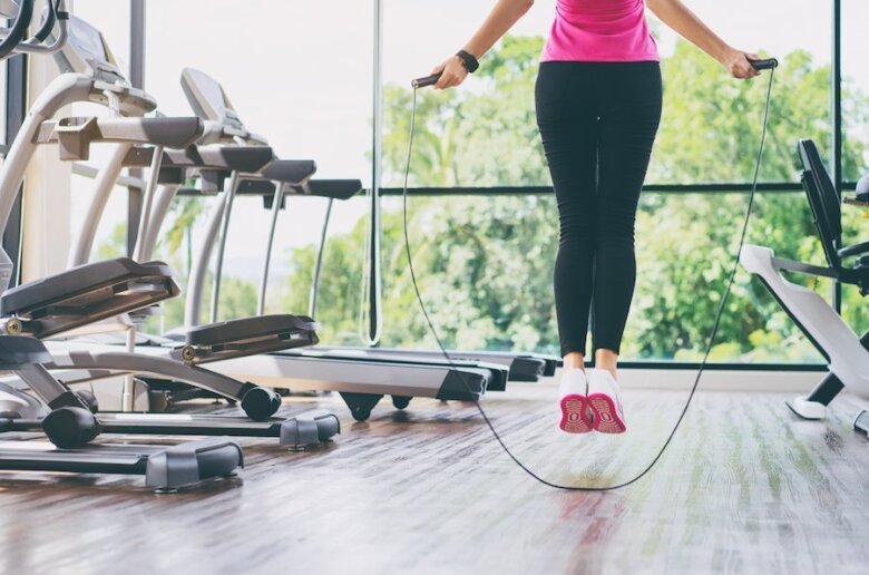 La cuerda para saltar solicita los músculos de tus pantorrillas, lo que tonifica esta parte de tu cuerpo. 