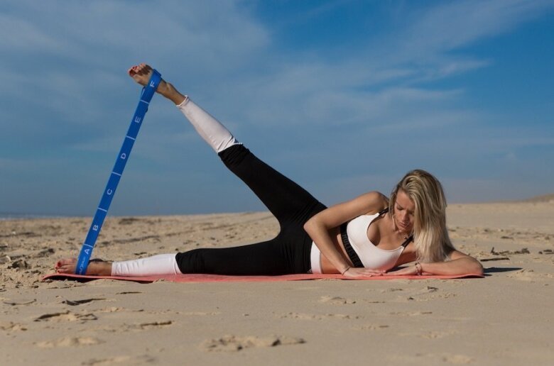 Trabajar los músculos de tus muslos con una cinta elástica de fitness te permite evitar lesiones y controlar tus movimientos.