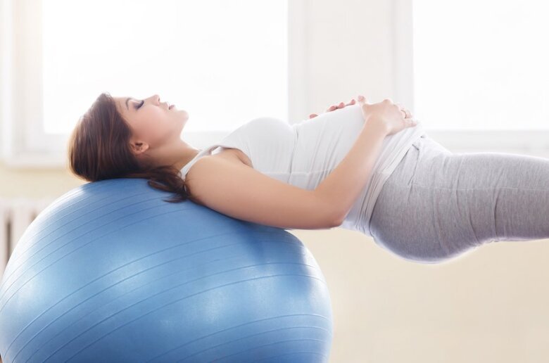 Terminamos nuestras rutina para embarazada con este ejercicio que incluye una pelota de pilates
