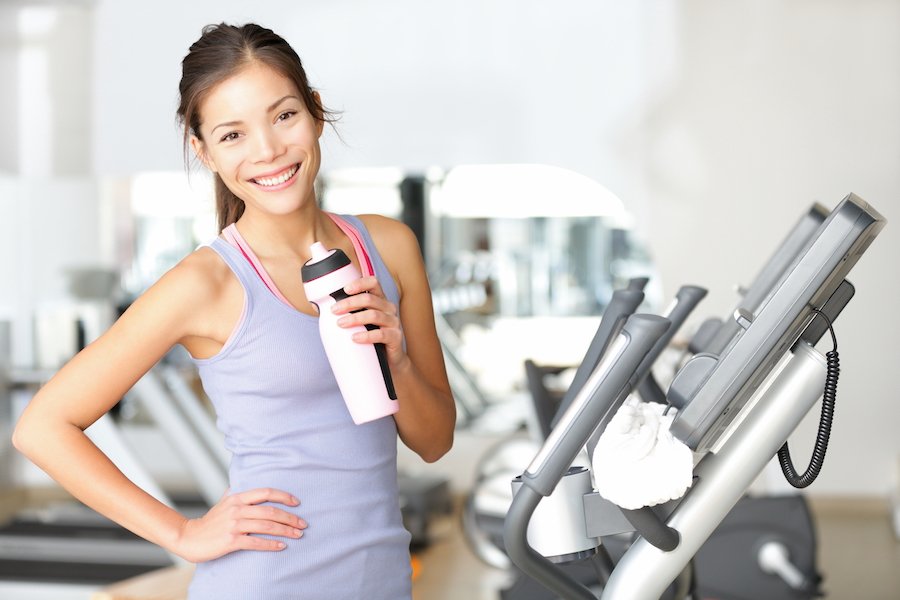 Frau beim Fitnesstraining