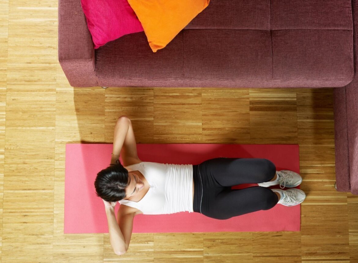 Prepárate para tu sesión de deporte en casa con tu tapete de fitness y unos buenos tenis.