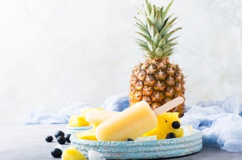 Además de refrescarte, la piña es un alimento que tiene muchas propiedades y entre ellas te ayuda a combatir la retención de líquidos