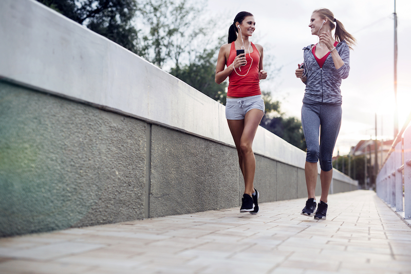 Haz tu sesión de jogging con un(a) acompañante para sentirse menos sola y más motivada.