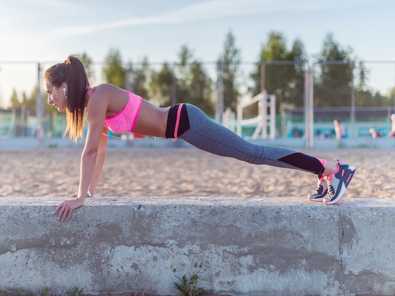 La plancha dinámica es el cuarto ejercicio de nuestra rutina para tonificar tus muslos, glúteos y abdominales.