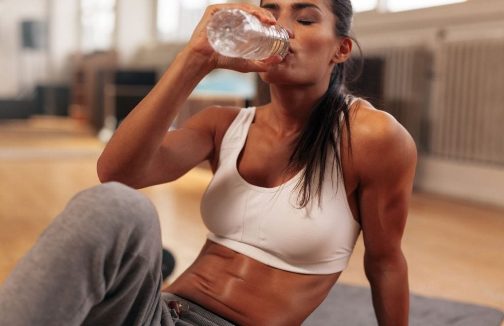 Una buena hidratación es indispensable para lograr una buena sesión de entrenamiento. 