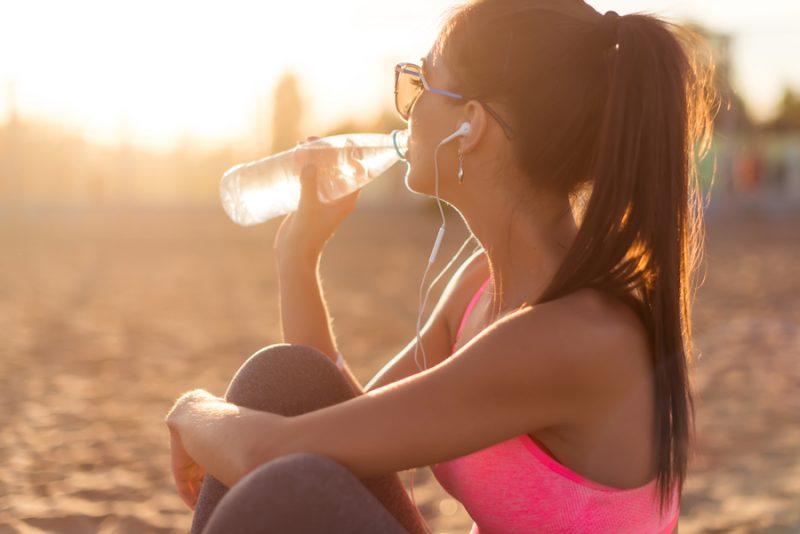 Una buena hidratación es primordial para evitar lesiones deportivas.