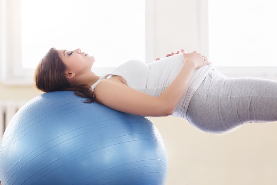 Terminamos nuestras rutina para embarazada con este ejercicio que incluye una pelota de pilates