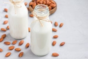 Las leches vegetales son la alternativa perfecta para las personas que sufren de intolerancia a la lactosa.