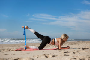 La utilización de una cinta elástica durante tus ejercicios te permite modular la intensidad de los ejercicios.