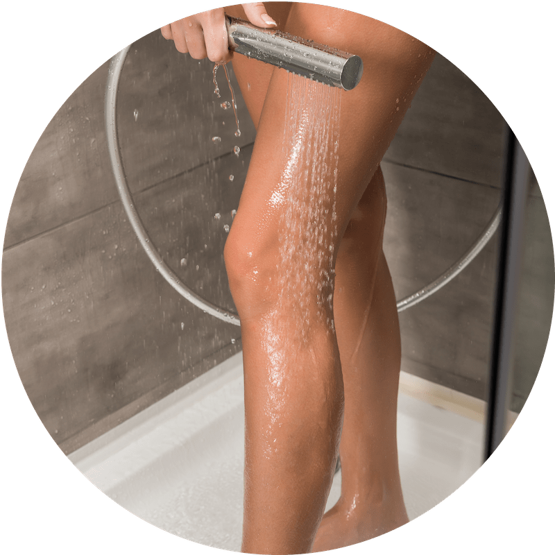 Jet d'eau froide sur les jambes