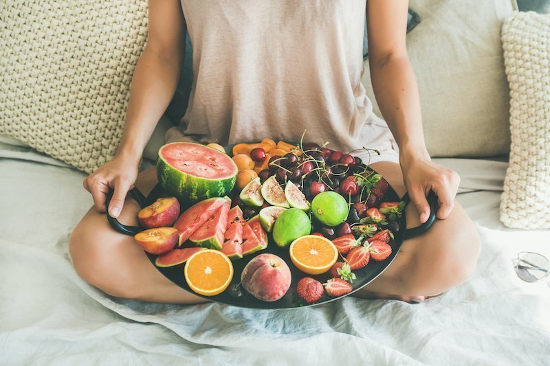 Femme avec plateau de fruits anti cellulite