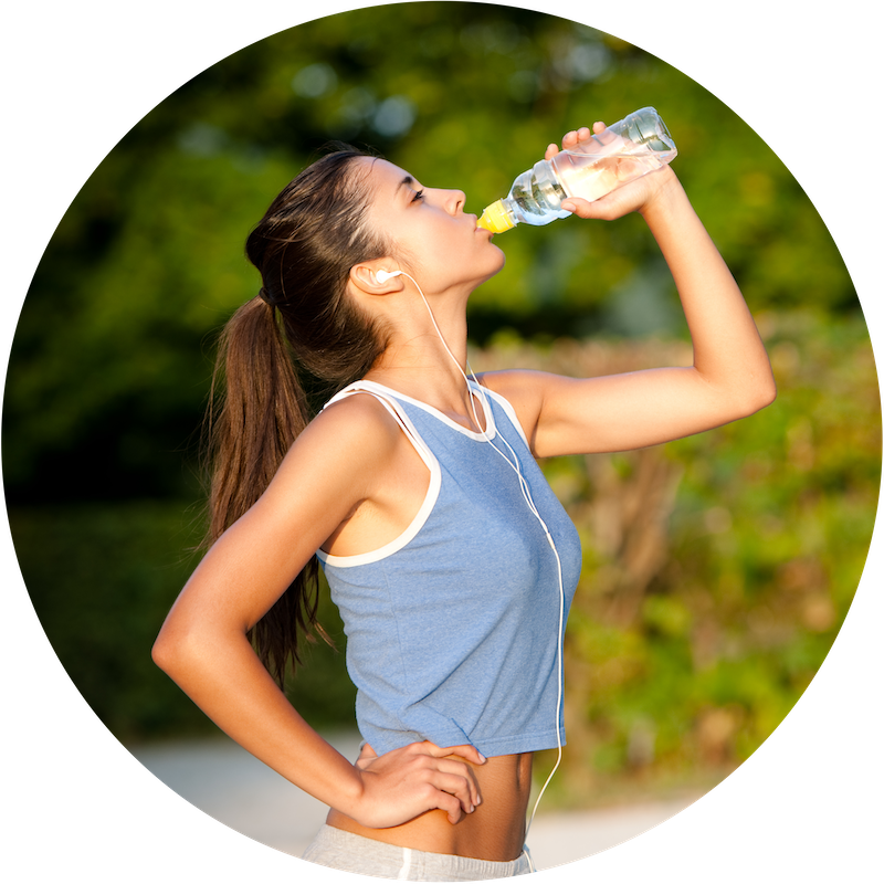 Femme qui boit de l'eau, mode de vie sain