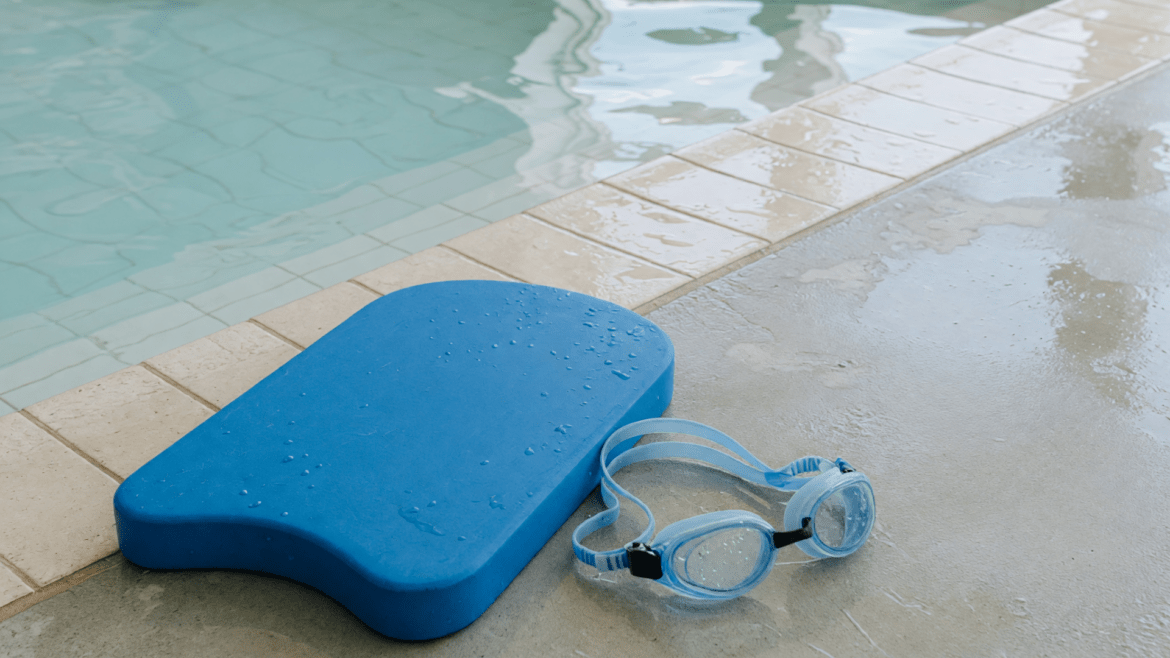 Preparar el verano: una sesión de deporte anticelulitis en la piscina