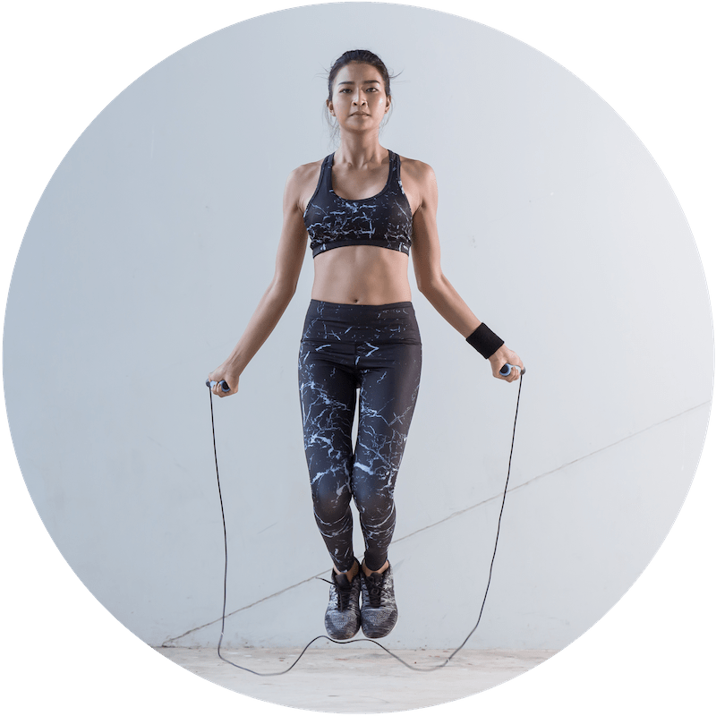 Femme sportive qui fait de la corde à sauter